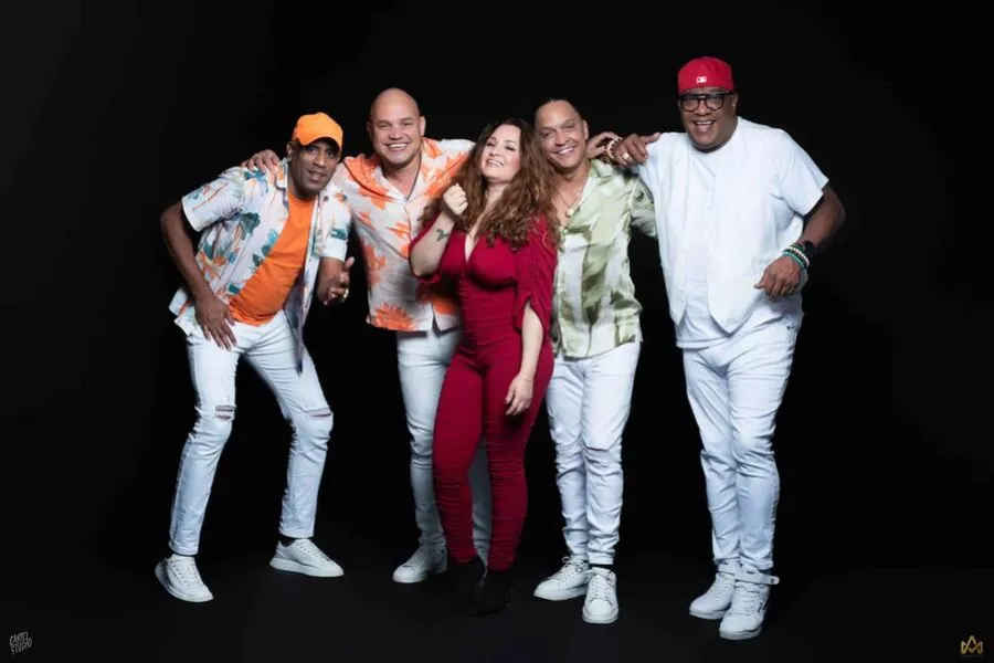 Es la imagen de un grupo de músicos y músicas de música cubana