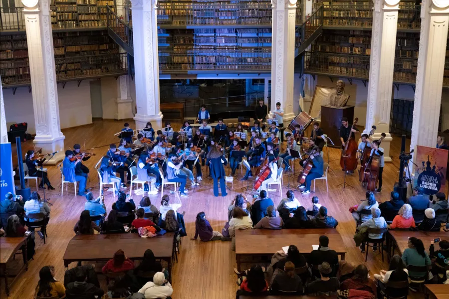 Foto de la Escuela Orquesta Barrio Ludueña en la Biblioteca Argentina.