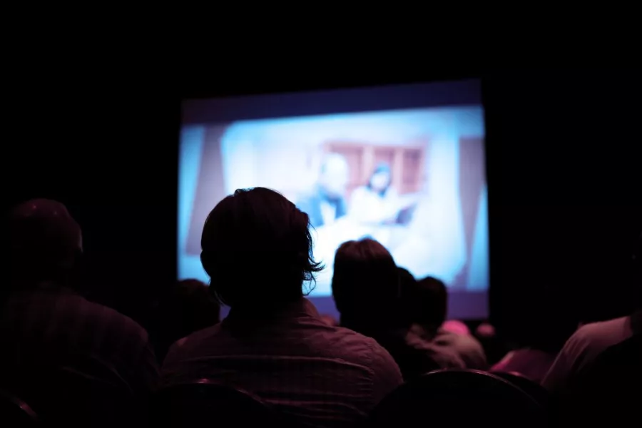 Personas disfrutando de una película 