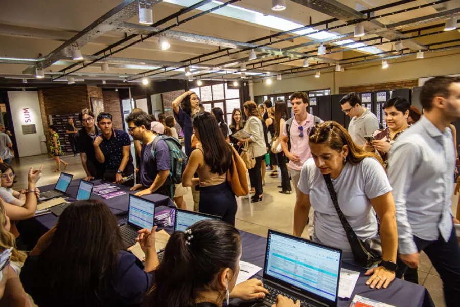Es la imagen del interior de la facultad de Arquitectura, donde hay personas con computadoras recibiendo a quienes se acreditan para el Congreso de la Democracia