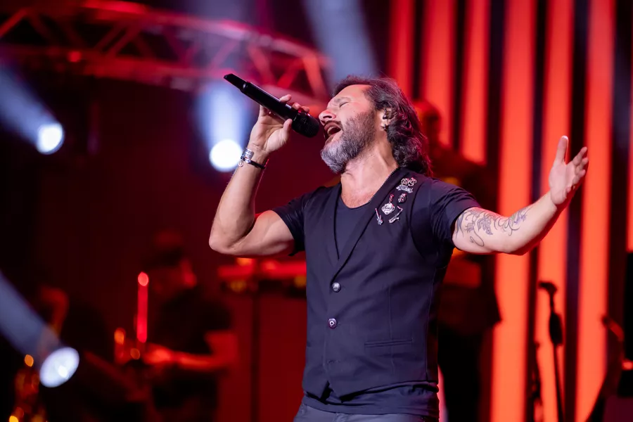 Es la imagen de Diego Torres en un show, un cantante argentino muy conocido
