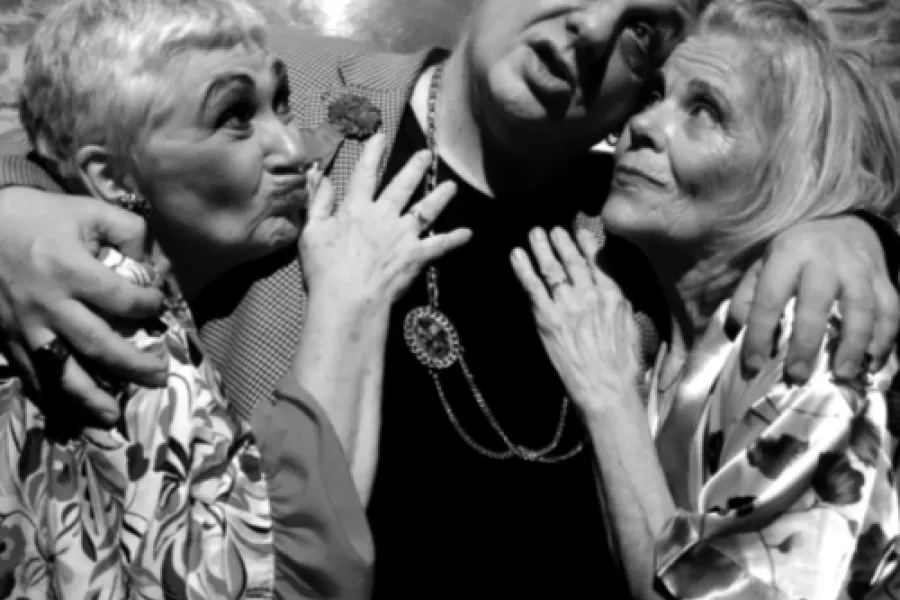 Es la imagen de dos actrices y un actor caracterizados como sus personajes