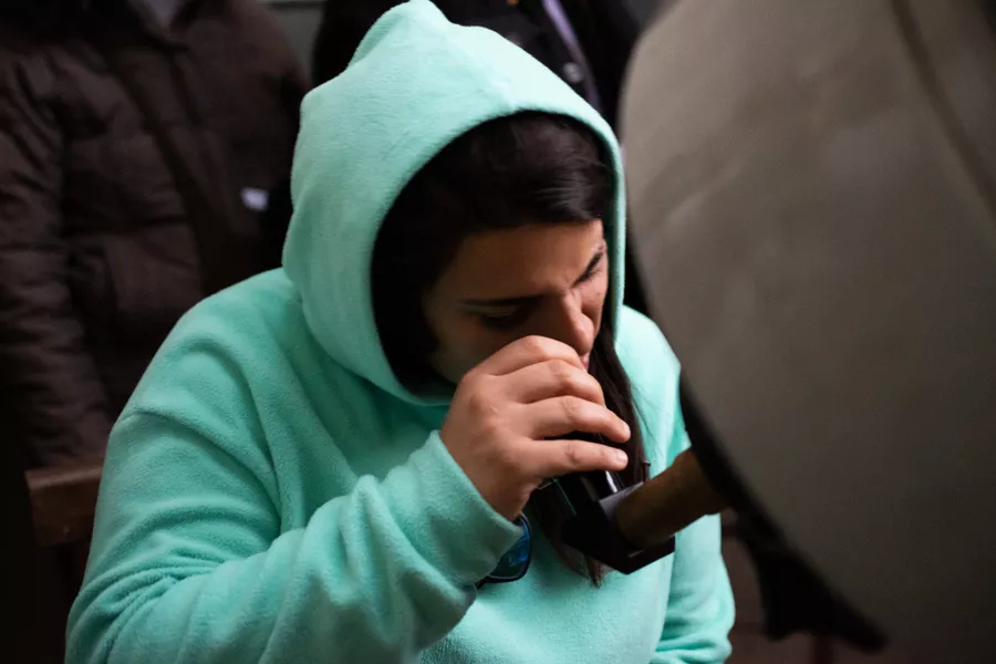 Es la imagen de una chica mirando por un telescopio
