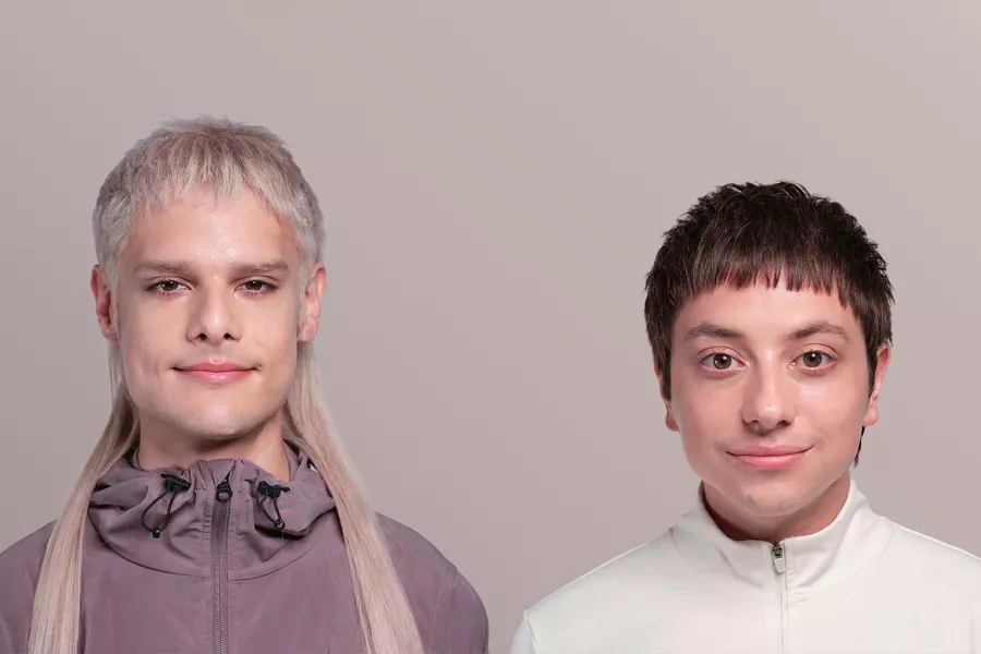 Es la imagen de dos músicos de música urbana