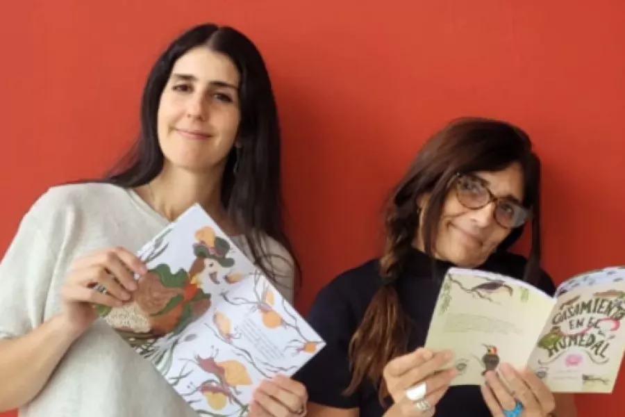 Es la imagen de la escritora y la ilustradora del libro "Casamiento en el humedal"
