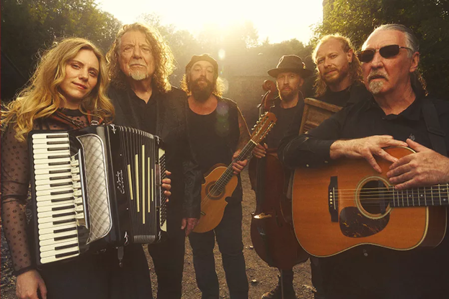 Es la imagen de una banda de rock; en la misma están los músicos con sus instrumentos