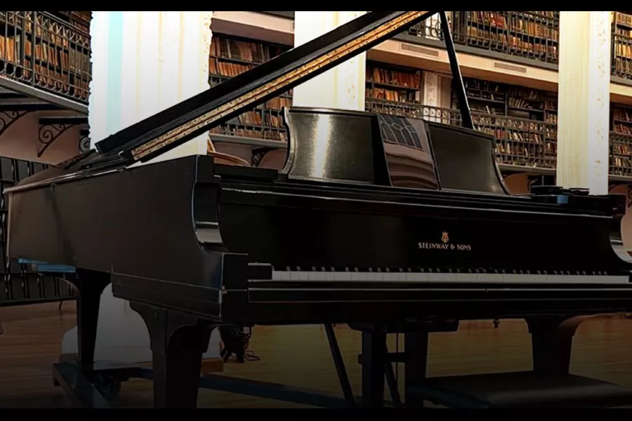 Se observa el piano de la Sala de lectura Alfredo Lovell en la Biblioteca Argentina Dr. Juan Álvarez..