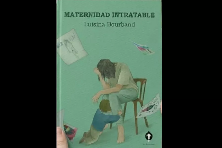 Tapa del libro "Maternidad intratable", de Luisina Bourband. Se encuentra una mujer sentada en una silla, inclinada hacia adelante con la cabeza apoyada en su mano derecha y un niño arrodillado con su cabeza entre sus piernas.