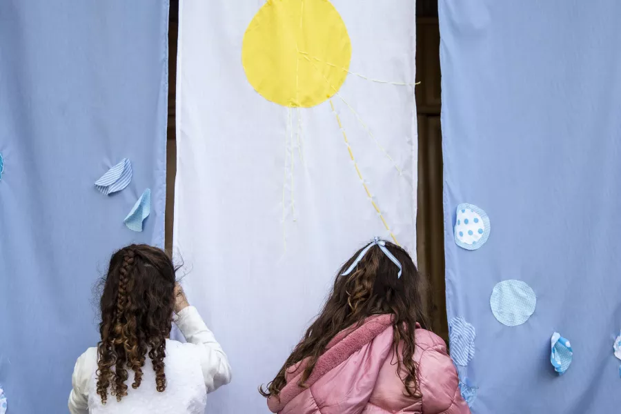 dos niñas con la bandera argentina