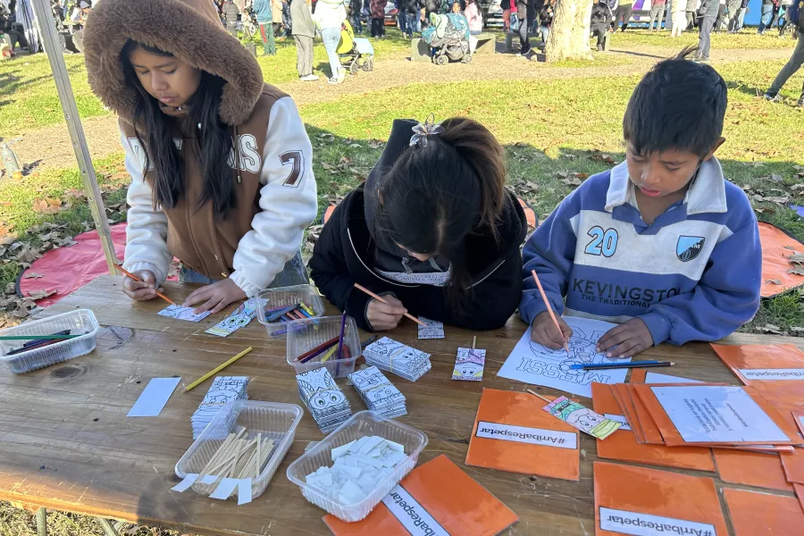 niños pintando