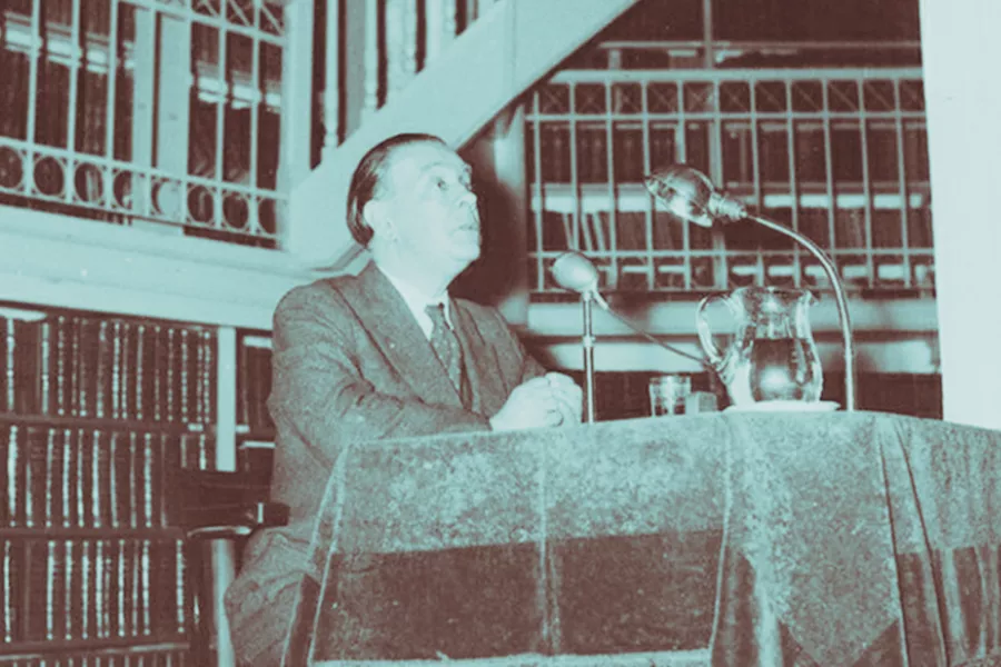 Fotografía de Jorge Luis Borges en la Biblioteca Argentina Dr Juan Álvarez.