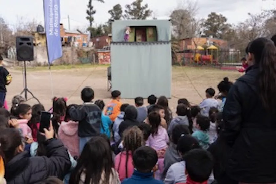 Niños mirando un show de títeres