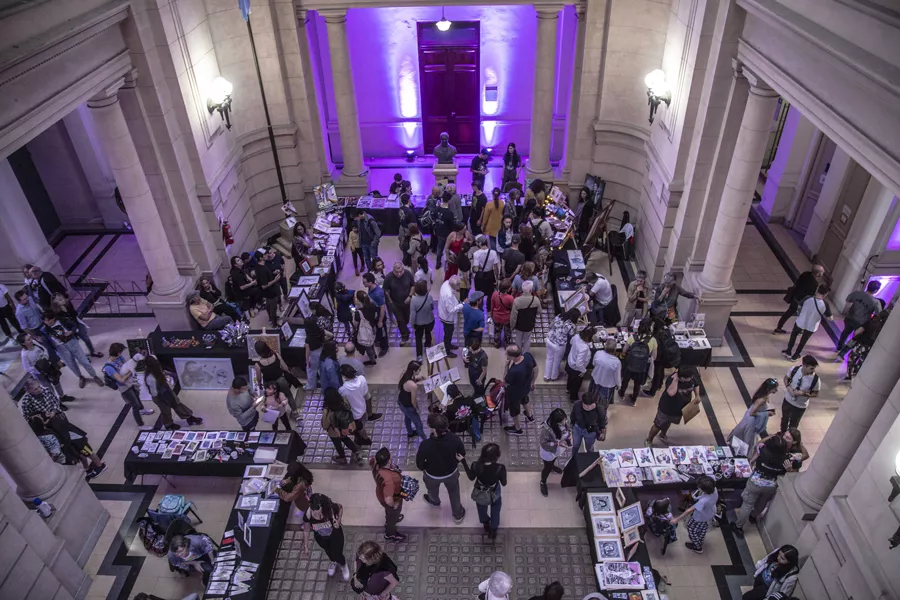 Mercado de las artes en el interior del edificio de la ex Aduana