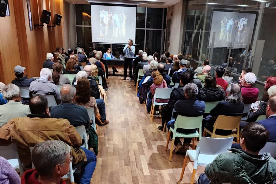 Gente sentada participando de una presentación de libro en la Sala Angélica Gorodischer en la Biblioteca Argentina Dr. Juan Álvarez.