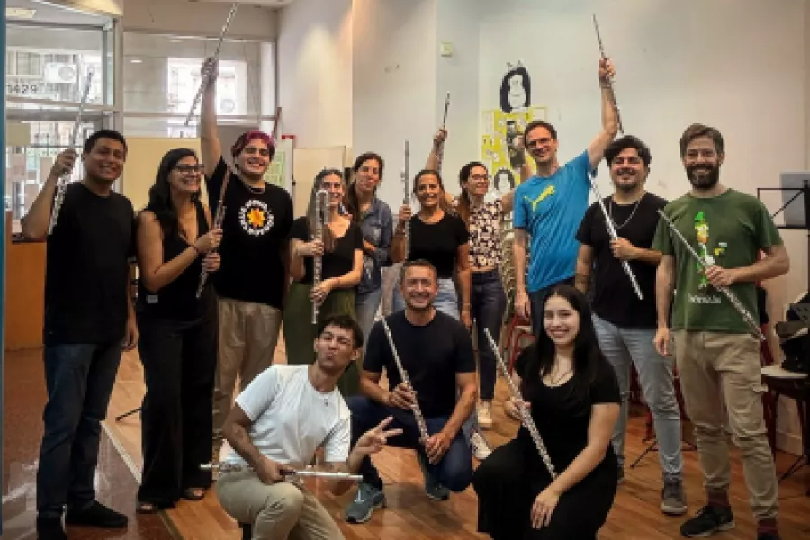 Se encuentra un grupo de músicas y músicos sosteniendo flautas en sus manos.