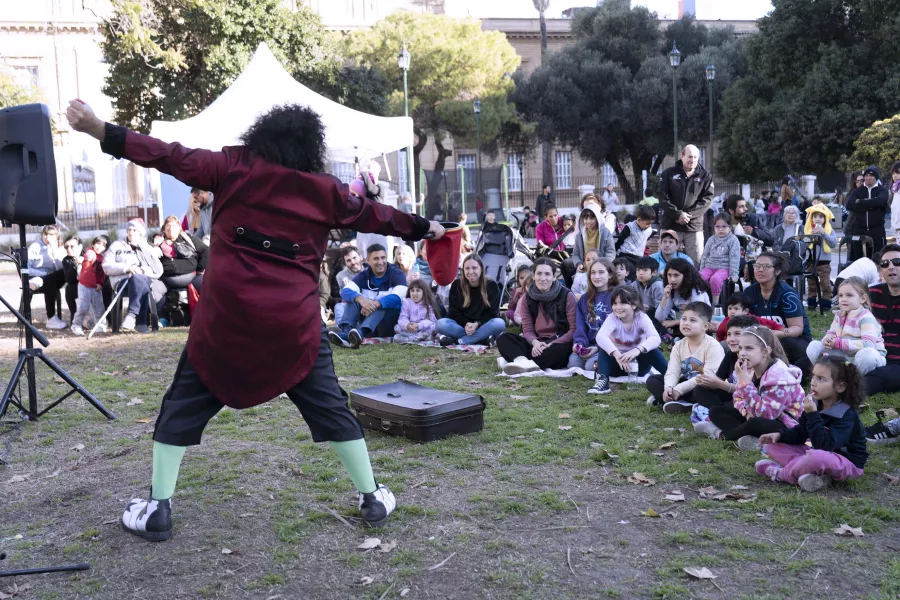 actor dando un espectáculo al aire libre