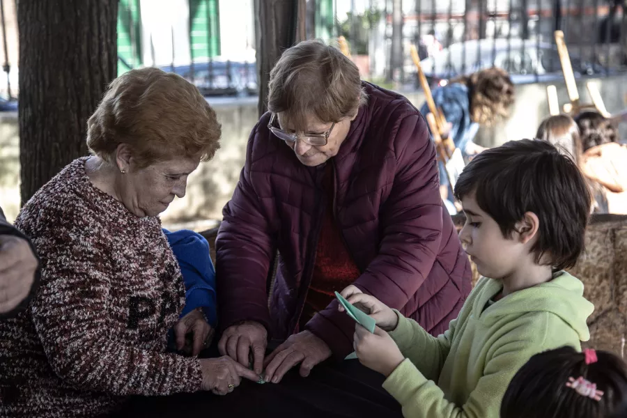 Dos mujeres mayores con un niño jugando