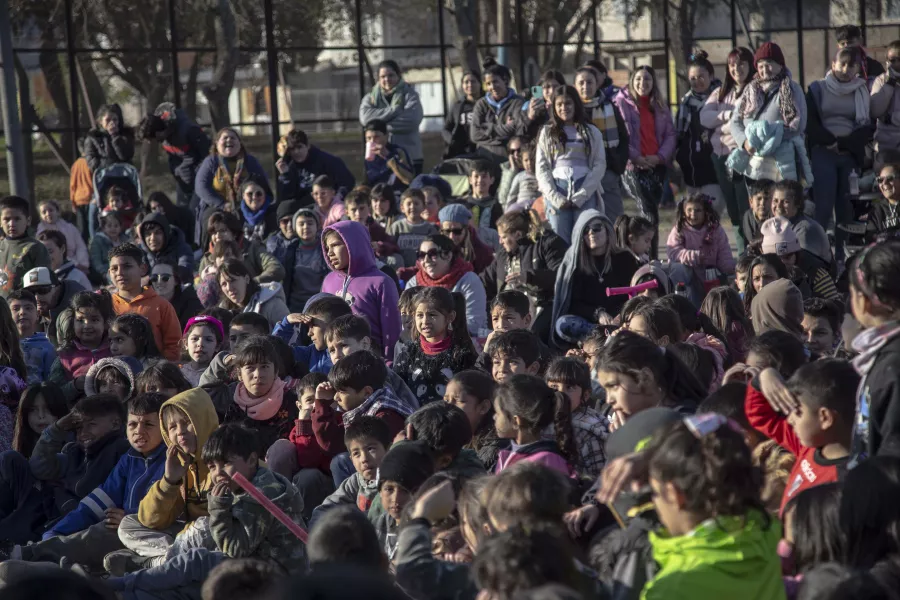 niños mirando un show