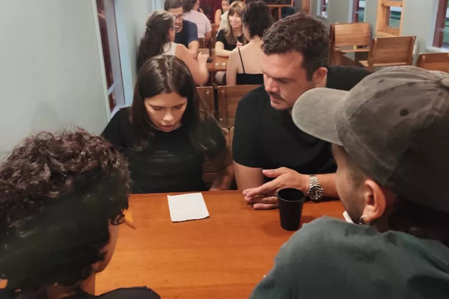 Personas jugando en el vagón de la Isla de los Inventos