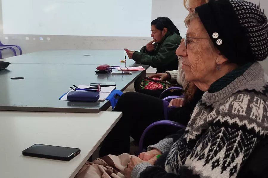 Taller para adultos mayores sobre el uso del celular.