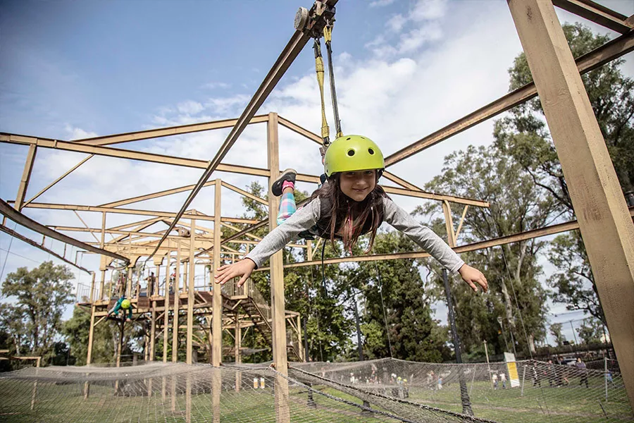 Niña en vuelo en La Máquina de Volar de El Jardín de los Niños
