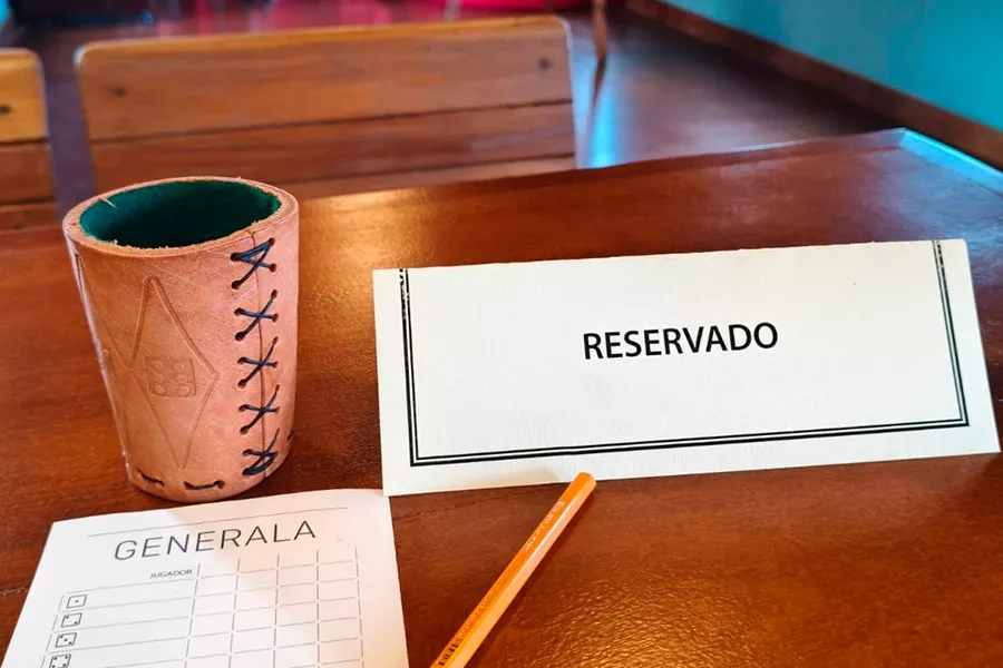 Juego de generala sobre la mesa del vagón de La Isla de los Inventos
