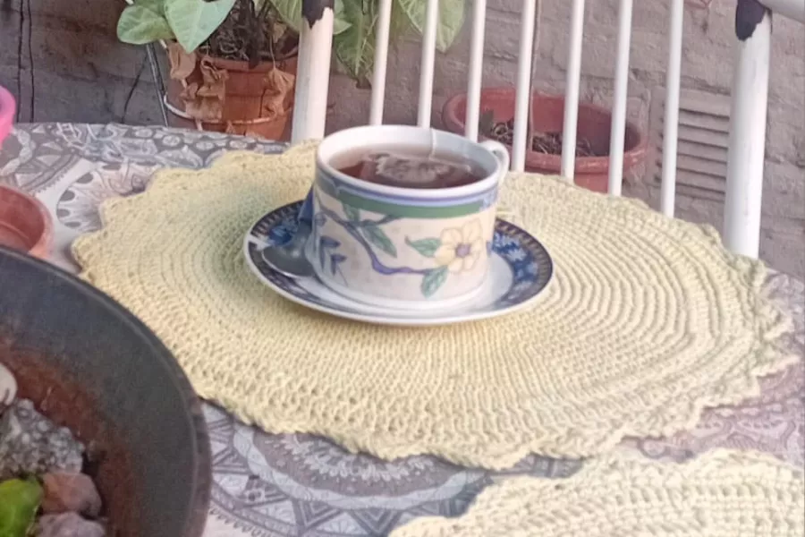 taza con mantel de crochet