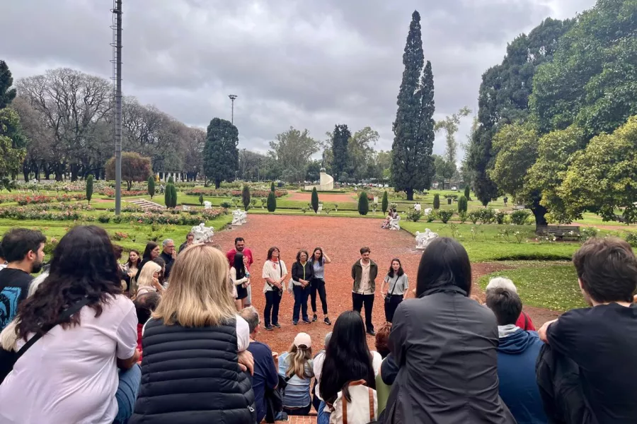 Vista general del Rosedal desde el templete, en primer plano participantes del parque explorado escuchan atentamente a los mediadores que se observan a media distancia..