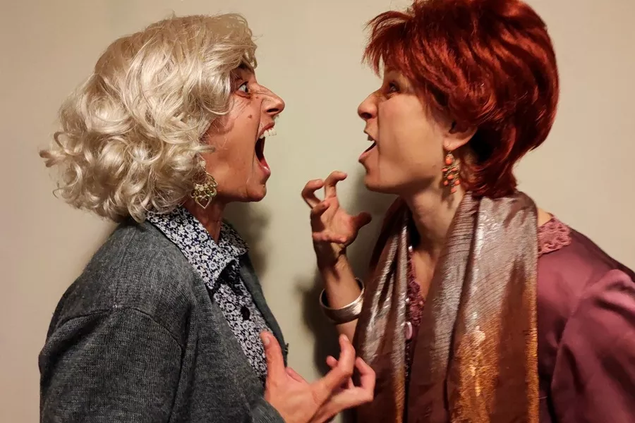 Es la imagen de dos actrices caracterizadas como dos señoras