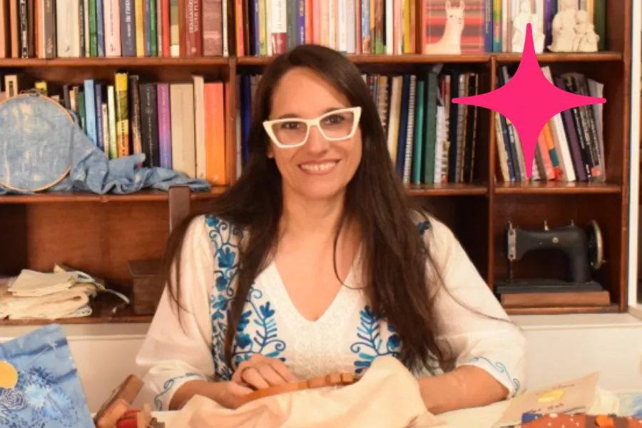 Mujer frente a una biblioteca con textiles