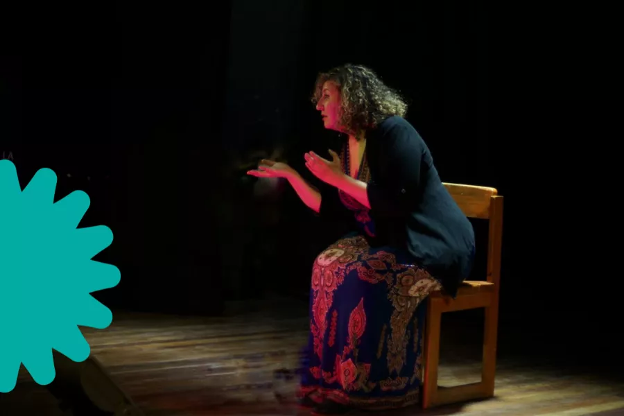Mujer realizando una narración oral