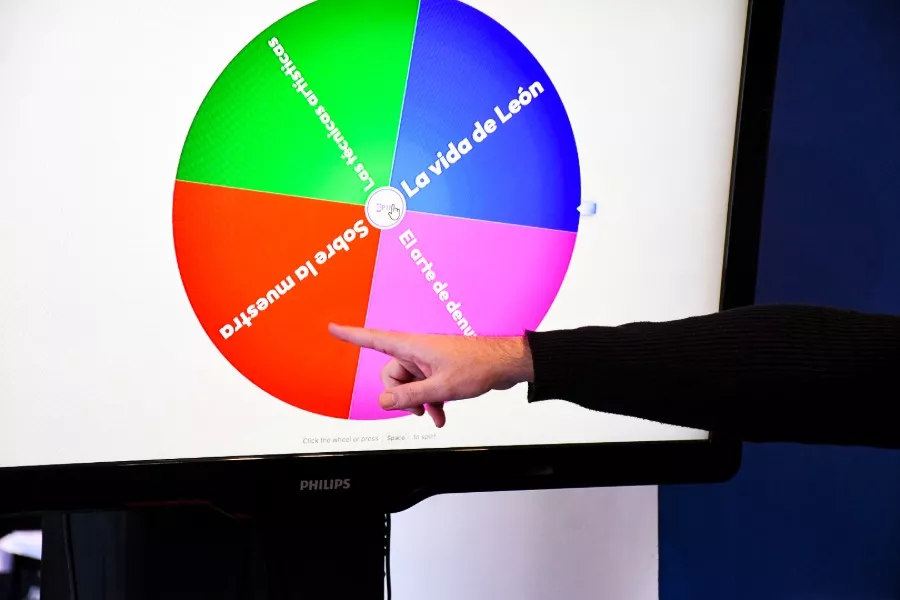ruleta de preguntados con destellos de leon ferrari