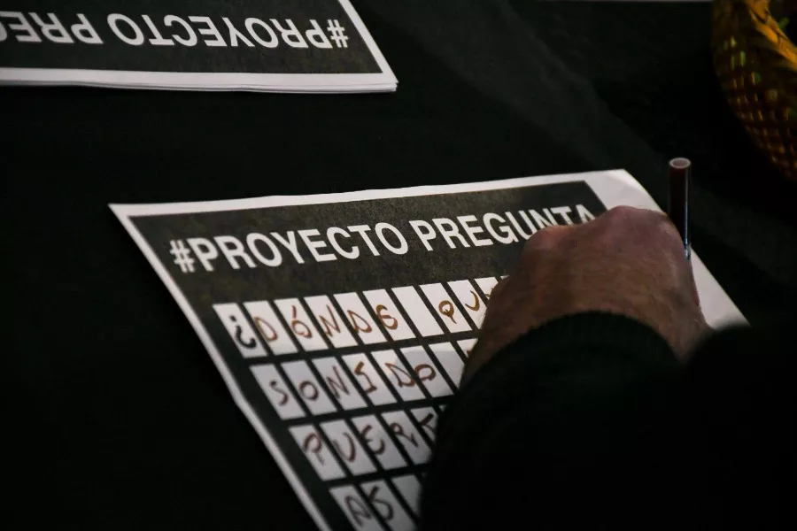 persona escribiendo un papel