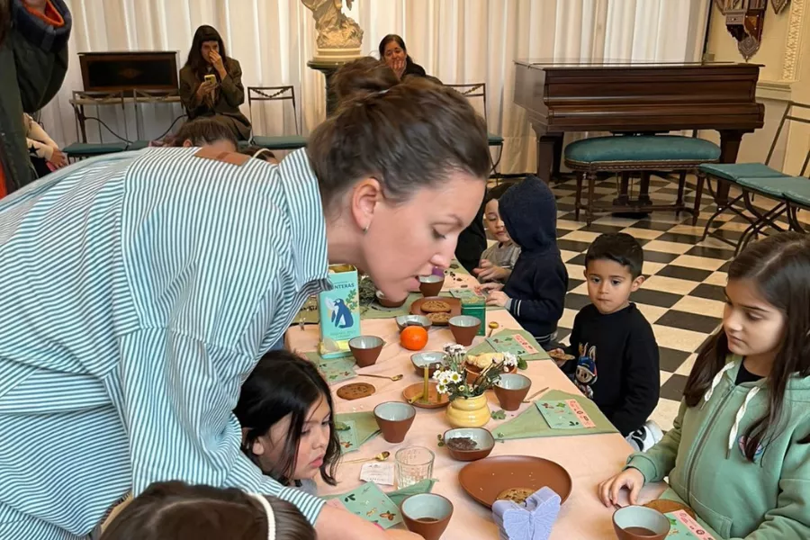 Flor Tangerina con niños