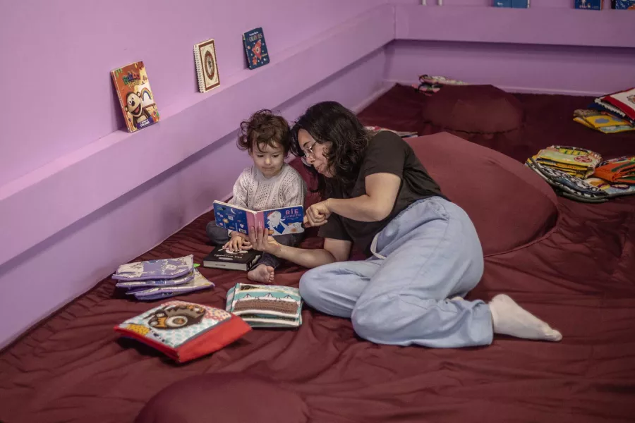 Un adulto y un niño leyendo en mantas