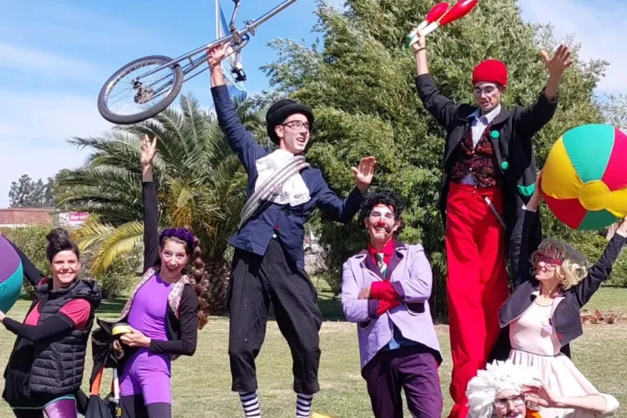 Grupo de payasos y acróbatas de circo, coompañía JujuJaju