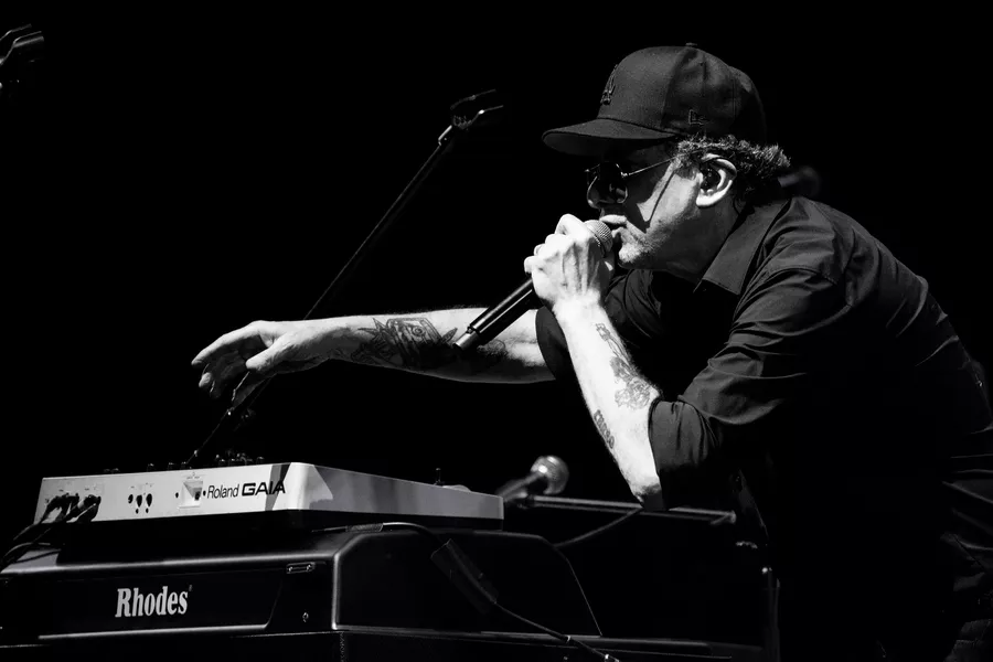 Es la imagen de Calamaro, un cantante argentino de rock