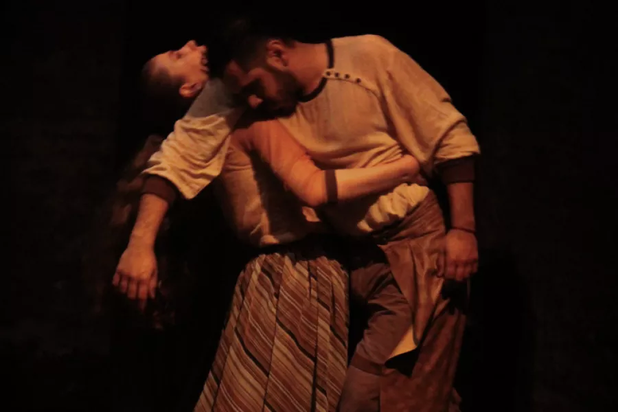 Es la imagen de una bailarina y un bailarín haciendo una coreo de baile