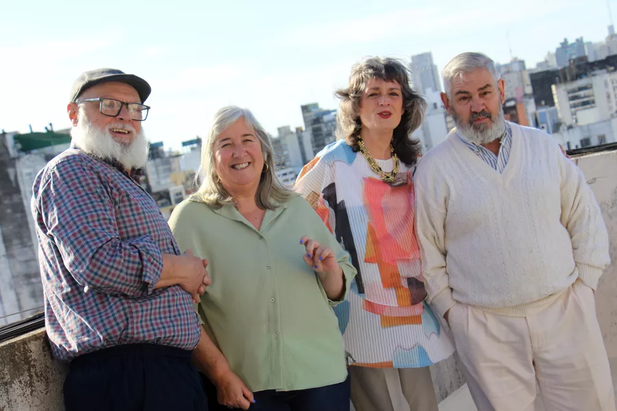 Es la imagen del elenco de la obra de teatro. El mismo está compuesto por dos actores y dos actrices