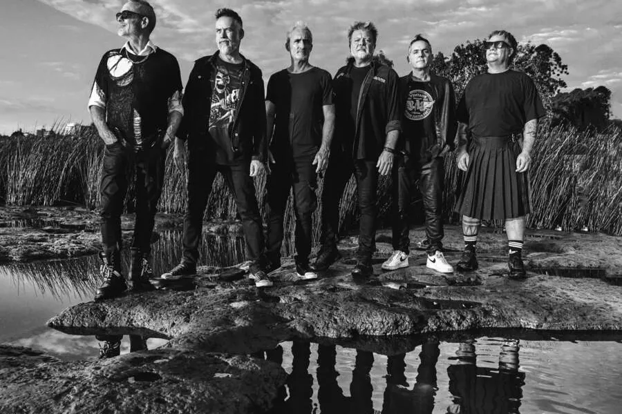 Es la imagen de una banda argentina de rock nacional y reggae. La fotografía está sacada al aire libre, donde la silueta de los músicos se refleja en el agua