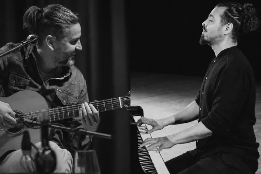 Es la imagen de dos músicos tocando la guitarra y el piano