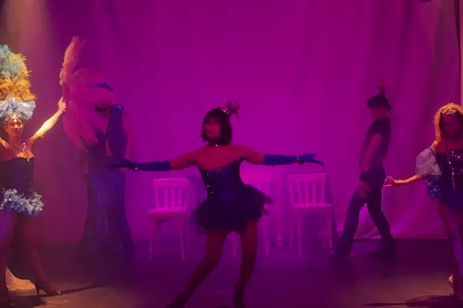 Es la imagen del escenario de Club Fosse. En el mismo, hay unas bailarinas haciendo una coreo