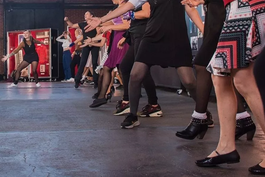 Es la imagen de un grupo de bailarinas haciendo una coreo de rock