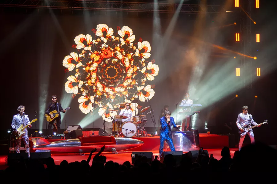 Es la imagen de una banda argentina de rock. La fotografía es la de un show