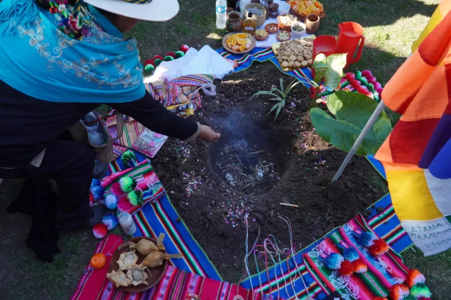 Ritual de ofrendas de comida a la Madre Tierra