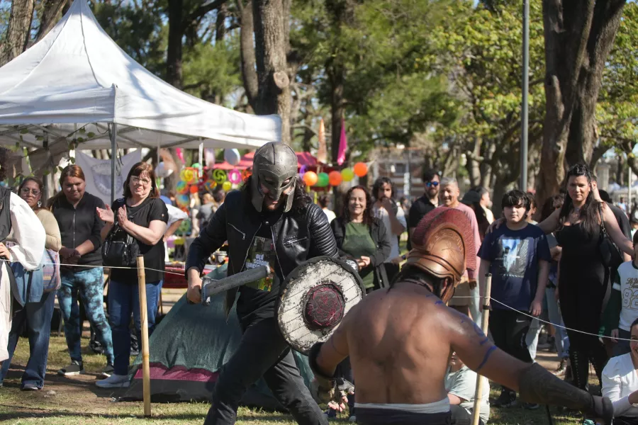 Dos hombres batallando en un festival medieval