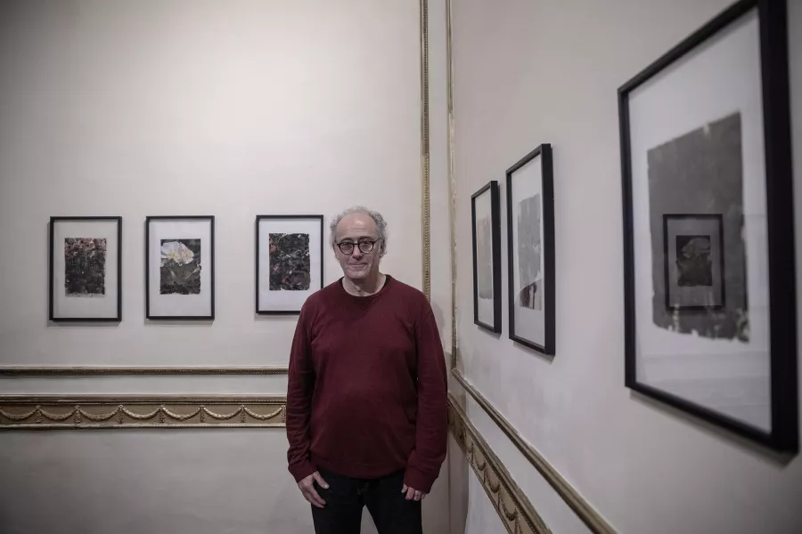 Hugo Cava delante de su obra
