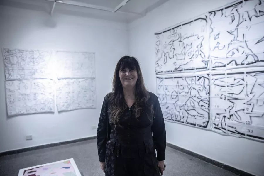 Carla Beretta delante de su obra