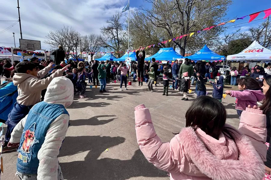 Niños jugando en ronda en la Plaza Itati