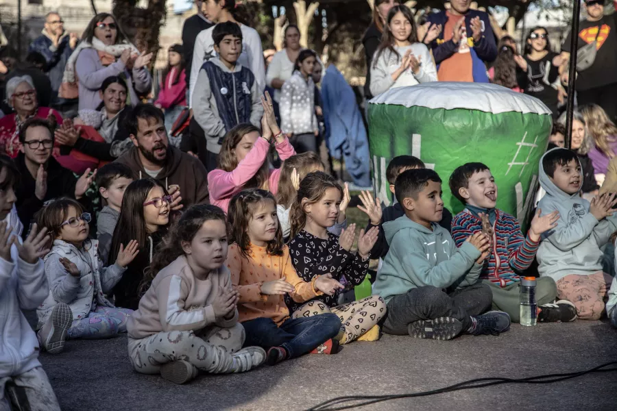 Niños disfrutando un espectáculo